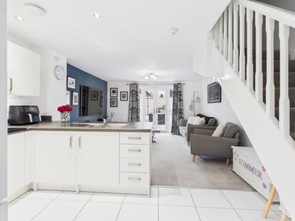 CAM03729G0-PR0202-STILL001