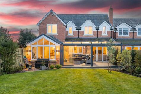 Beautiful landscaped plot of 0.26 acre and contemporary home at The Hamptons