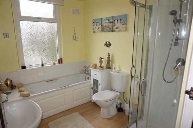 HOUSE BATHROOM/WC: