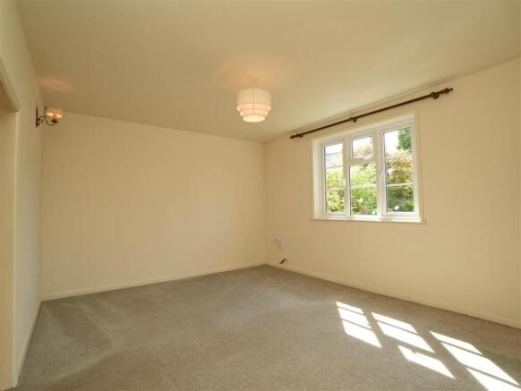 2 bed Terraced to rent Image 4