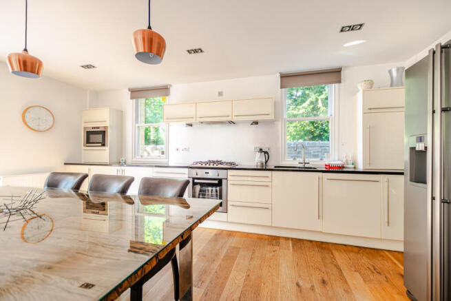 4 bed Detached for sale Image 9