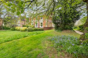 18, Brooklands House, Lucas Court, Leamington Spa CV32 5JL