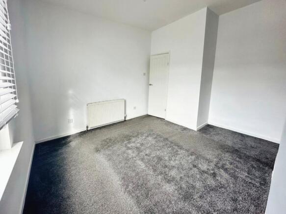 2 bed Terraced to rent Image 5
