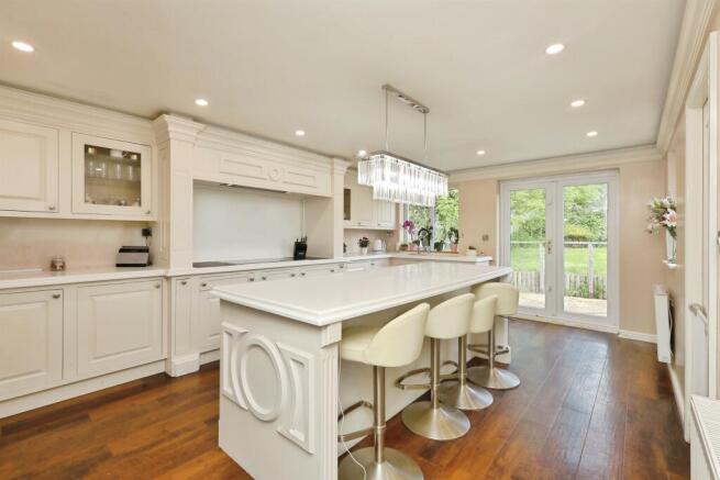 5 bed Detached for sale Image 4