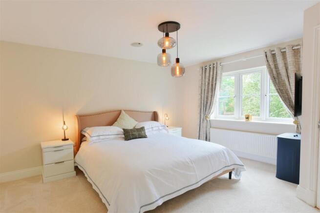 4 bed Detached for sale Image 10