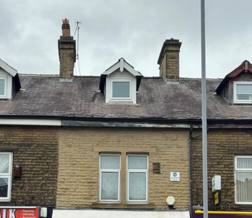 To Let ¿ Spacious Two¿Bedroom Flat Above Comm