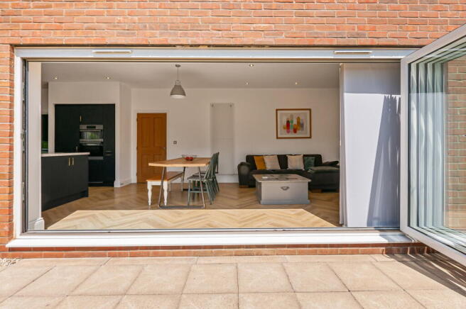 5 bed Detached for sale Image 8