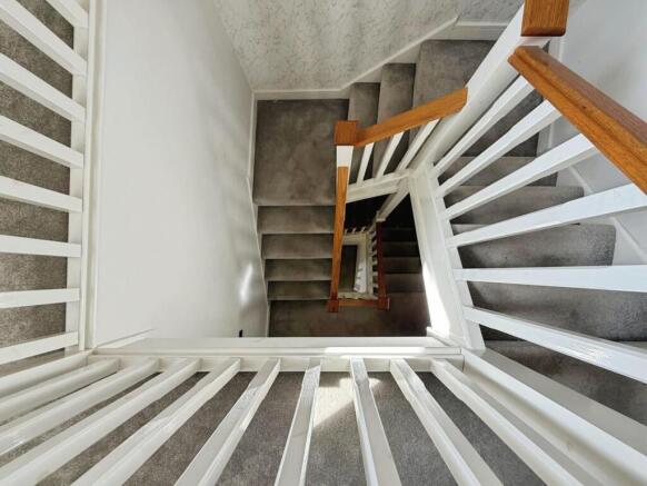 5 bed Semi-Detached for sale Image 9