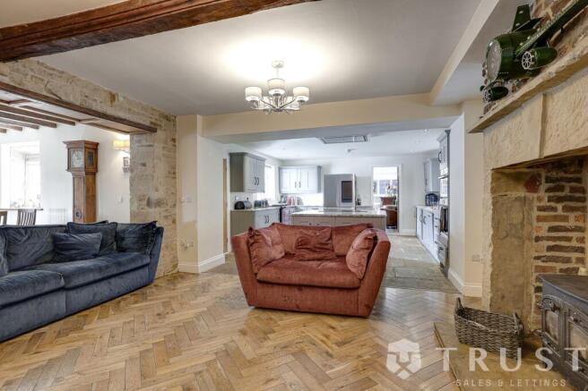 6 bed Detached for sale Image 8