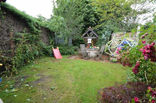 SIDE GARDEN