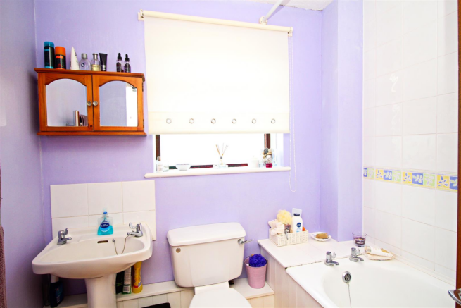 Pond Close_bathroom.png