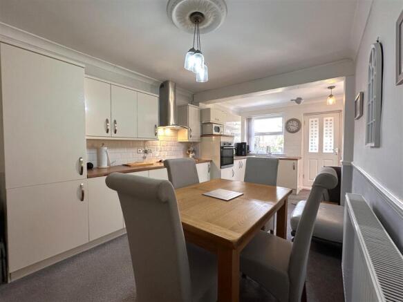 Spacious Dining Kitchen 875