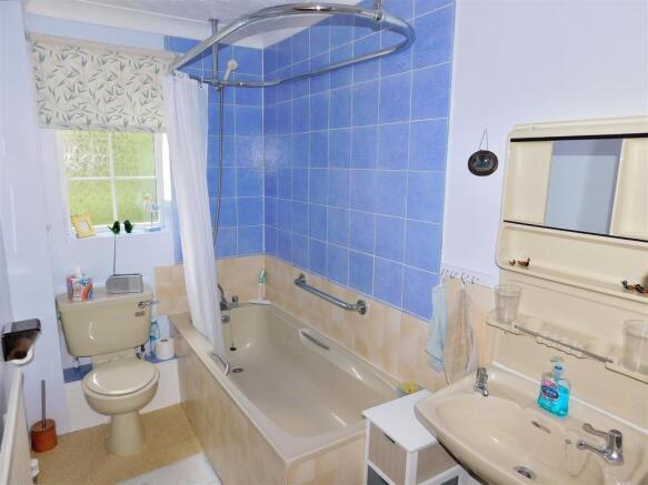 BATHROOM.JPG