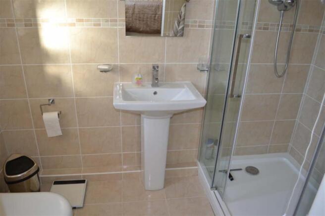 EN-SUITE SHOWER ROOM