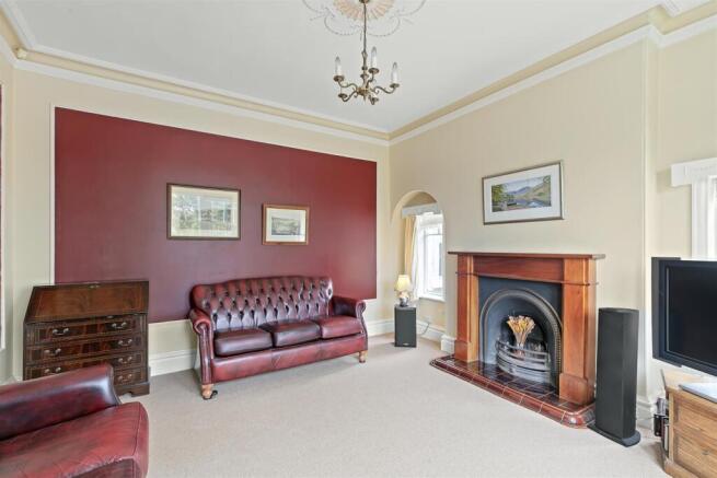 6 bed Semi-Detached for sale Image 11