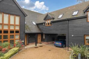 3, 45 Farm Court, High Street, Pinner HA5 5PJ