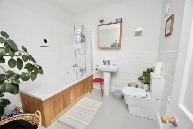 BATHROOM/WC