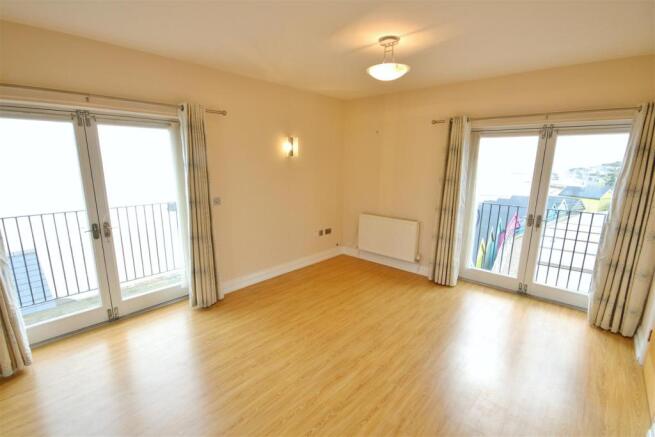Lounge/Dining Area