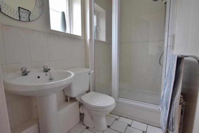 EN-SUITE SHOWER ROOM