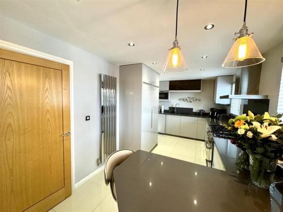 KITCHEN/BREAKFAST ROOM