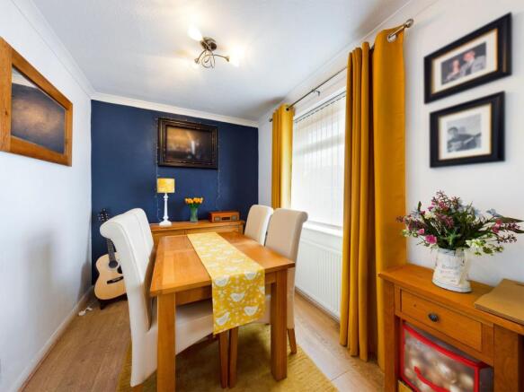 LOUNGE/DINING ROOM