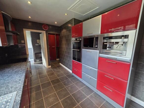 4 bed Detached to rent Image 4
