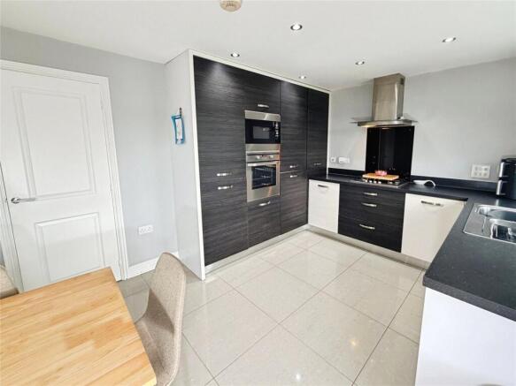 4 bed Detached for sale Image 11