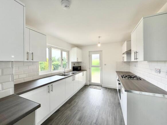 5 bed Bungalow to rent Image 9