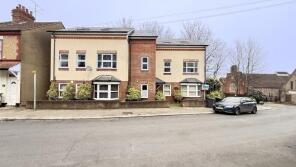 Flat 4, 10 Caitlin Court, St Saviours Crescent, Luton LU1 5AD