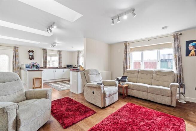 4 bed Detached for sale Image 6