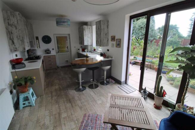 KITCHEN/DINING ROOM