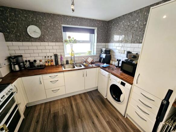 2 bed Flat for sale Image 10