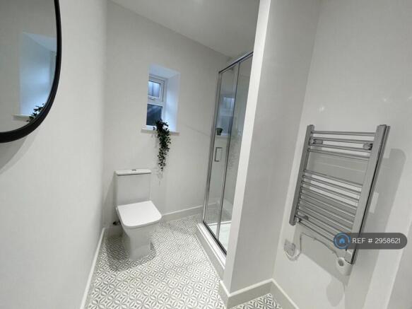Studio to rent Image 11