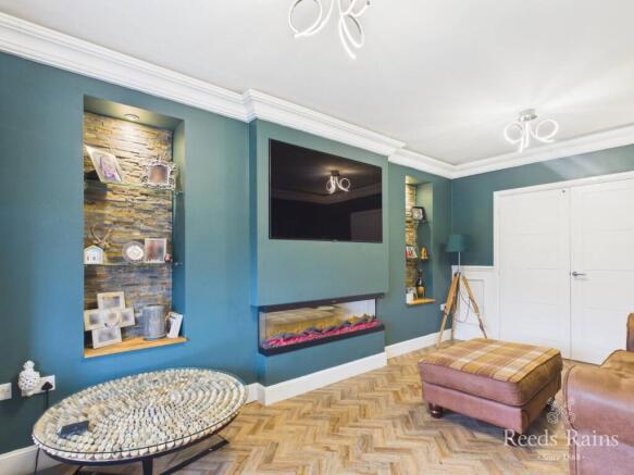 5 bed Detached for sale Image 4
