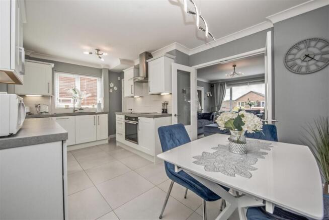 Modern Fitted Dining Kitchen: