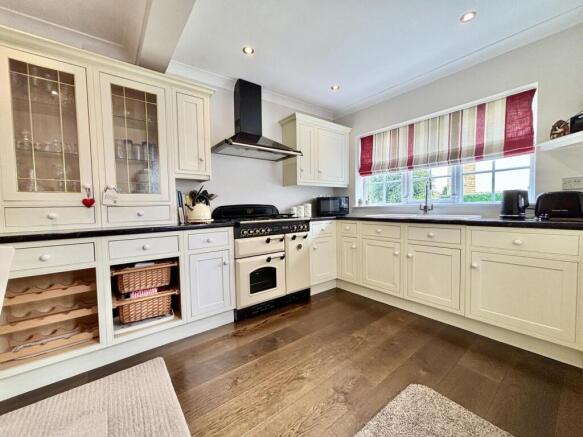 4 bed Detached for sale Image 8