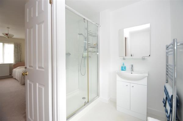 EN-SUITE SHOWER ROOM
