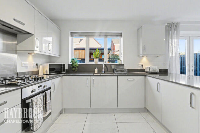 5 bed Detached for sale Image 11