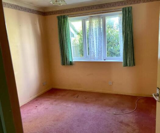 Master bedroom with view to rear garden.DqLXk.jpg