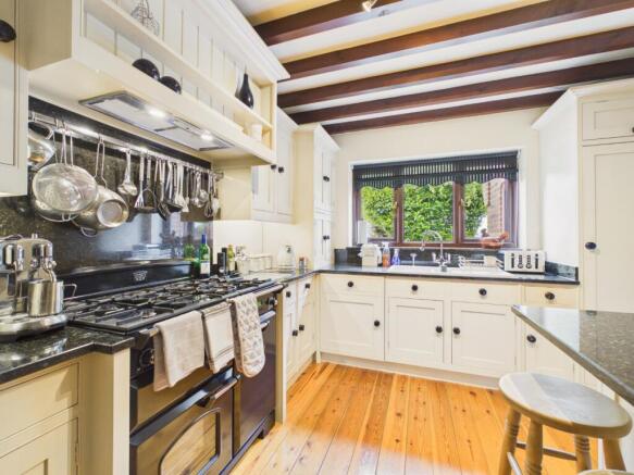 5 bed Detached for sale Image 5