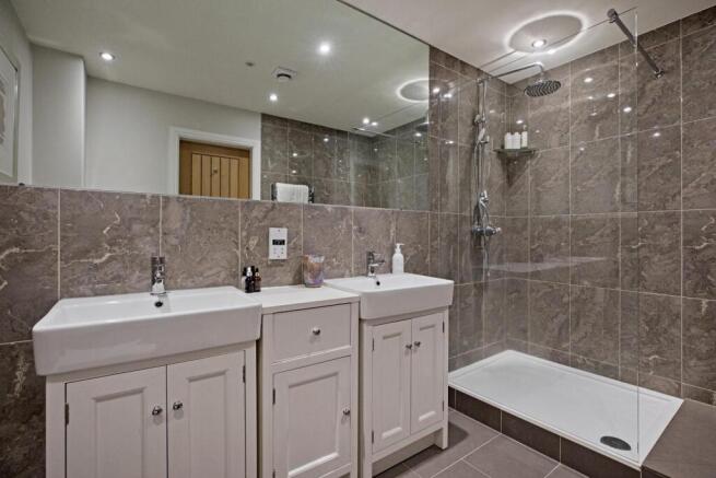 4 bed House for sale Image 7