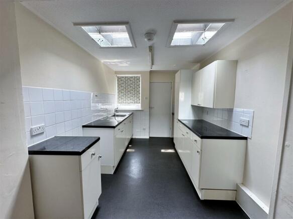 Kitchen/Dining Room: