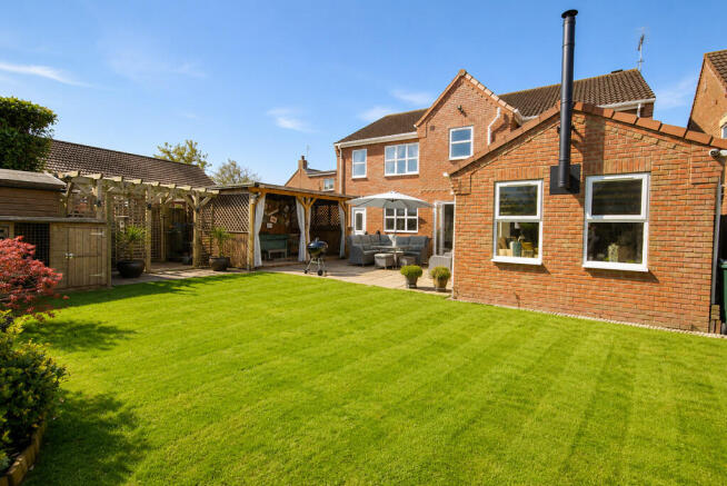 REAR GARDEN 3