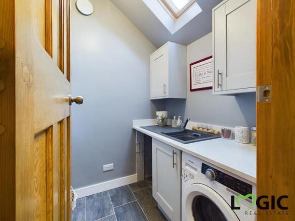 3 bed Semi-Detached to rent Image 12