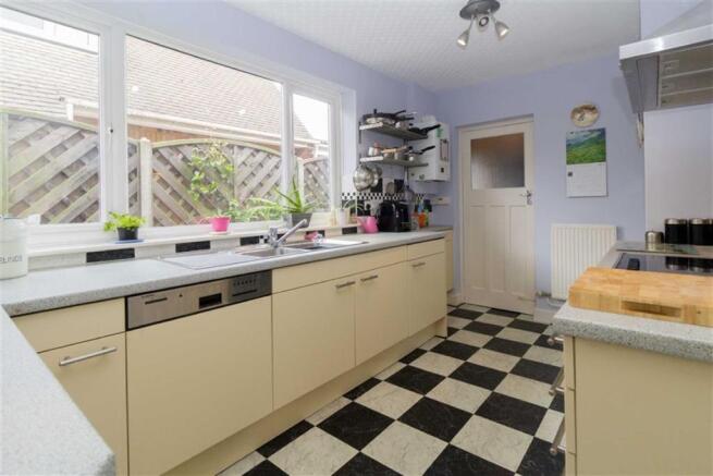 FITTED KITCHEN