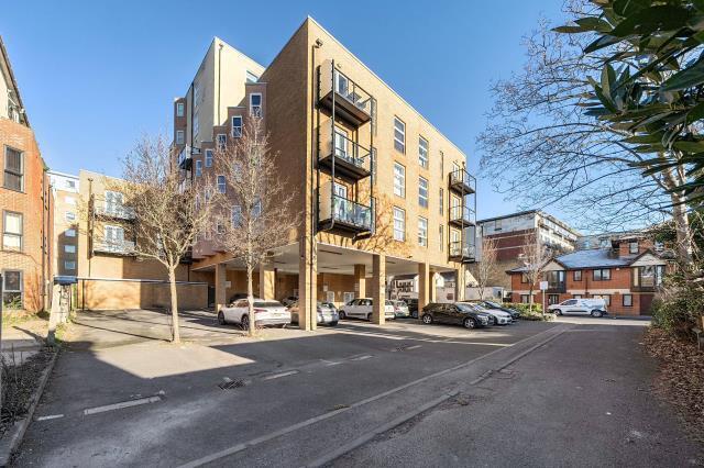 3-bed flat on Ibex House, Slough, £325,000