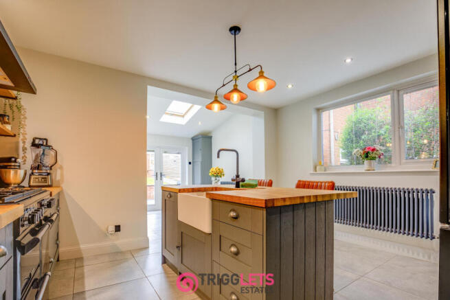 4 bed Semi-Detached for sale Image 5