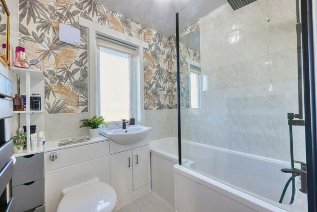 9_Family_Modern_Bathroom_Gold_leaf.jpg