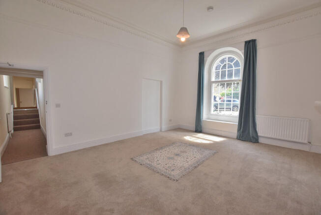 2 bed Ground Flat to rent Image 4