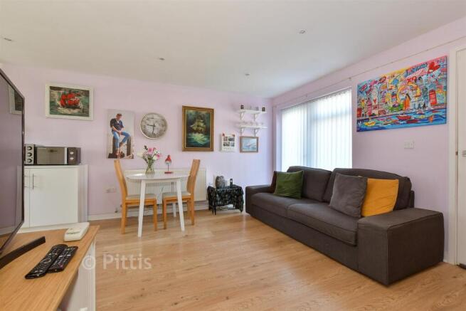 Lounge/Dining Area